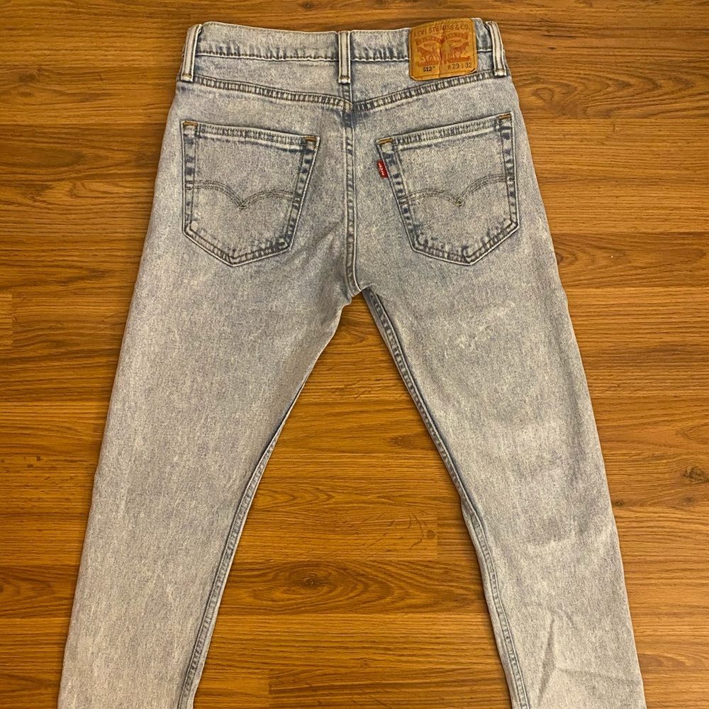 levi’s lightwash jeans